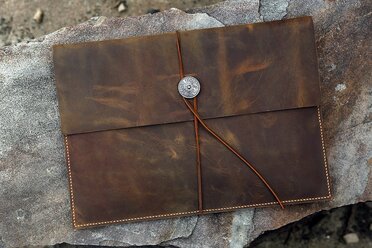 Mens rustic distressed genuine leather macbook pro case portfolio